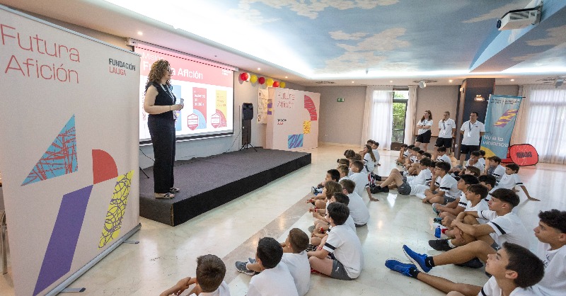 FundacionLaLiga's tweet photo. 🎥🔚 Ayer dimos por finalizada la 9ª temporada de #FuturaAfición, el proyecto educativo de la @FundacionLaLiga, con la participación de 9.830 niñ@s de toda España. 👏

Los materiales de este programa han llegado este curso a 487 aulas repartidas en 245 centros educativos. 🥰⚽️
