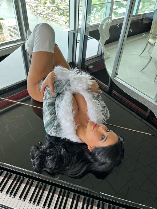 rate my outfit 1-10 🔥 https://t.co/VSOpyhBb7s