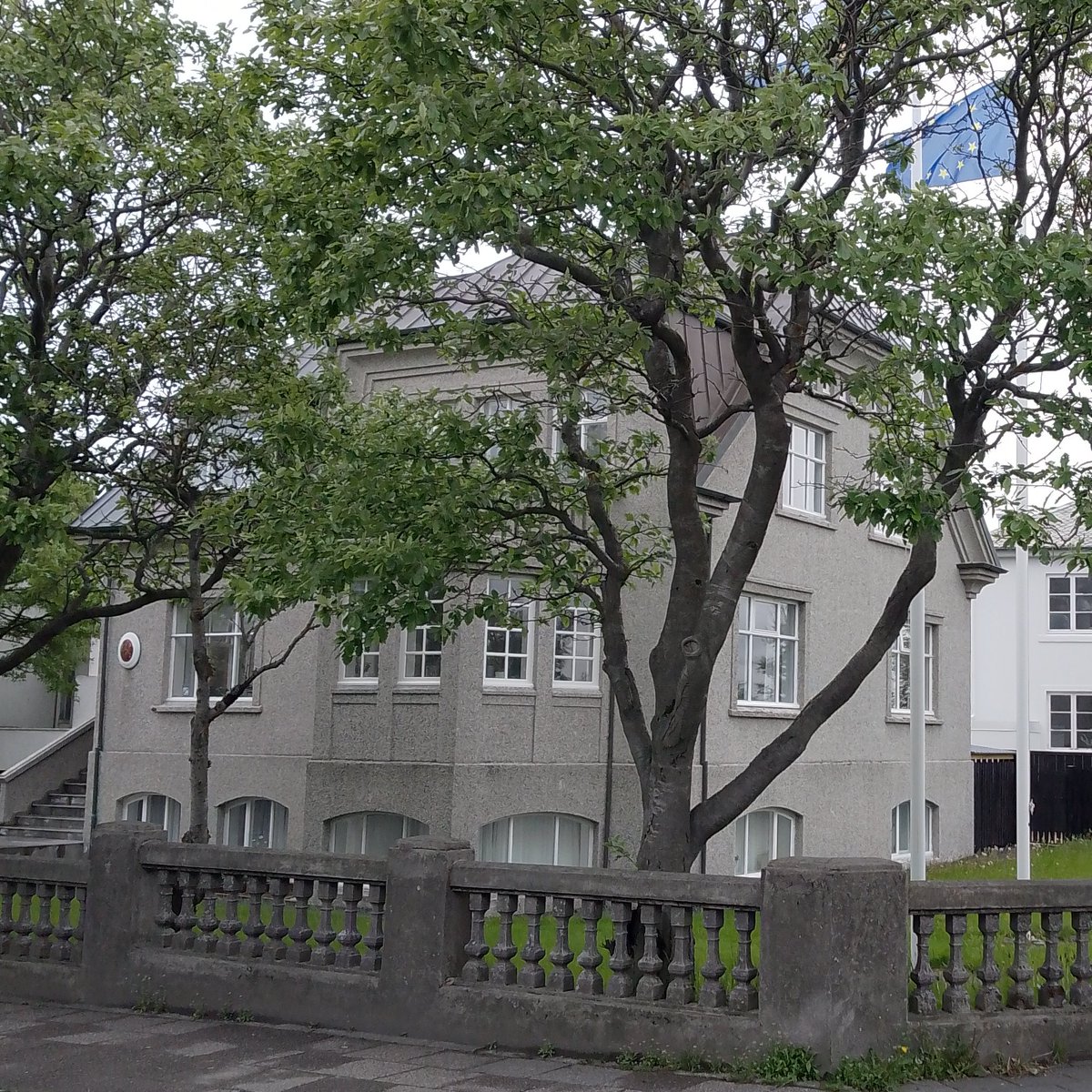À l’Ambassade Finlandaise d’Islande de Reykjavík, le drapeau européen flotte à l’envers. Photo prise le 20 juin. cc <a href="/FINinIceland/">Finnish Embassy Iceland</a>