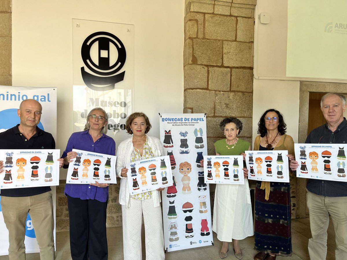 Hoxe entregamos as bonecas de papel que fixemos con <a href="/CIFPLeixa/">CIFP Leixa</a> e coa <a href="/SXPL/">Política Lingüística</a> no <a href="/MuseodoPobo/">Museo do Pobo Galego</a>, que os repartirá entre os seus visitantes. #dominio #puntogal