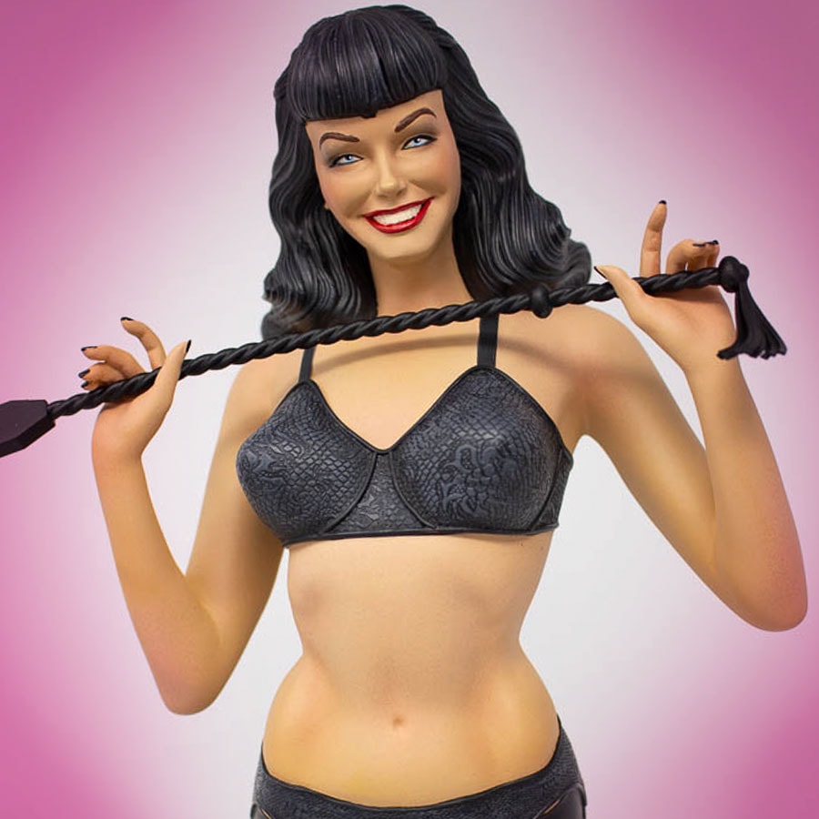 infectiousfigs's tweet photo. Bettie Page collectible maquette has left the factory and has started her voyage via ocean freighter. #BettiePage #Queenofthepinups #Bettie #QuarantineStudio #pinup #QS #wemakecollectiblestatues #prepaint #modelkit #garagekit https://t.co/Uzk24DVN49