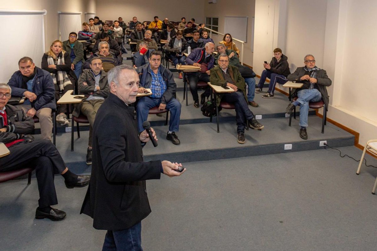 En la U.T.N. de Tucumán, exponiendo sobre la importancia de las obras públicas, el desarrollo territorial y el hábitat, en el marco de las jornadas por el Mes de la Ingeniería.