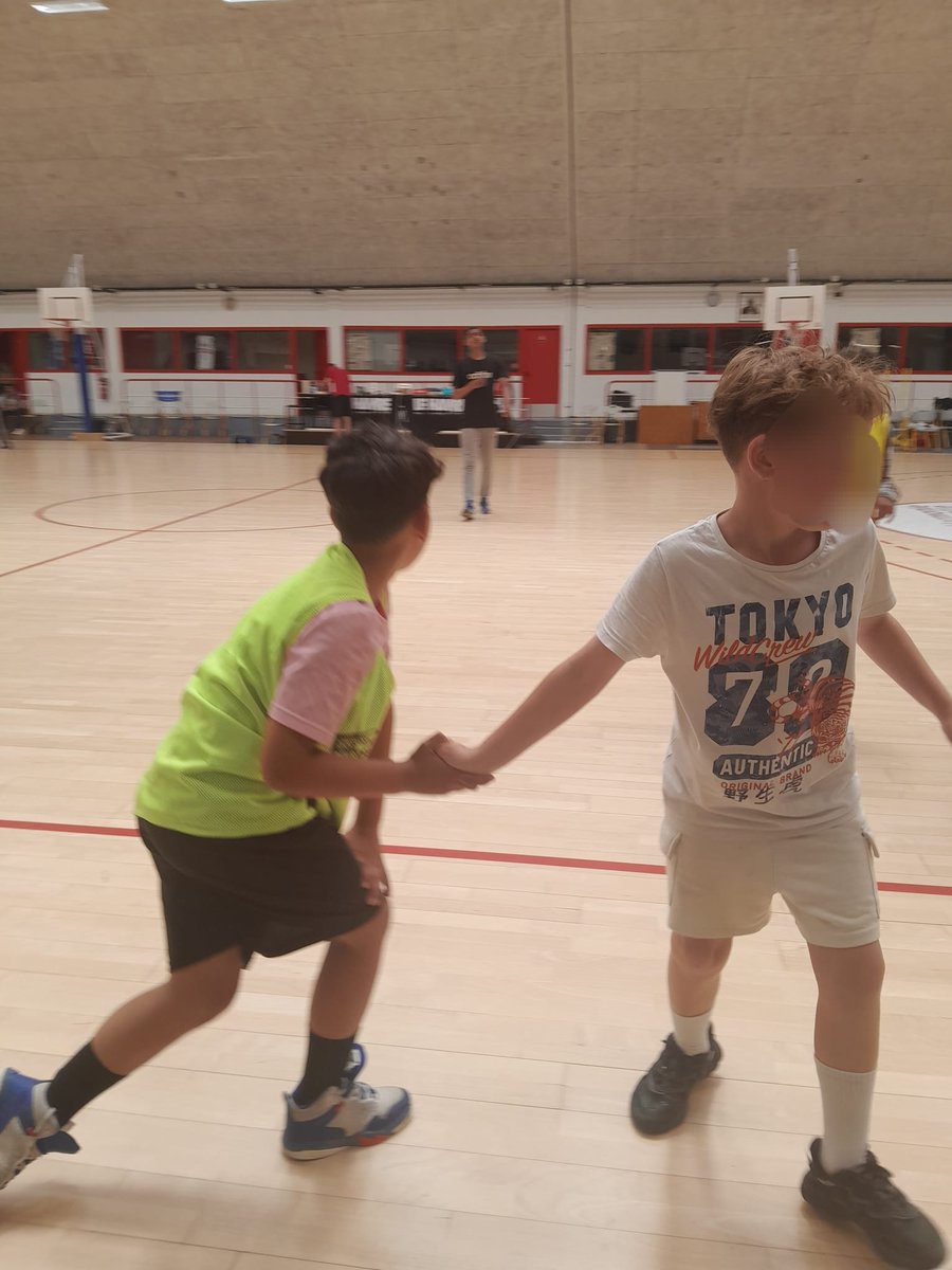 Reseau PAGNOL, les élèves de CM1, CM2 et 6èmes ont eu l'occasion de clore le projet annuel basket dans le cadre de la Cité éducative (partenariat avec le club Aplemont Basket) par un grand tournois interdegres. Bravo à tous les élèves qui ont tout donné par cette belle journée.