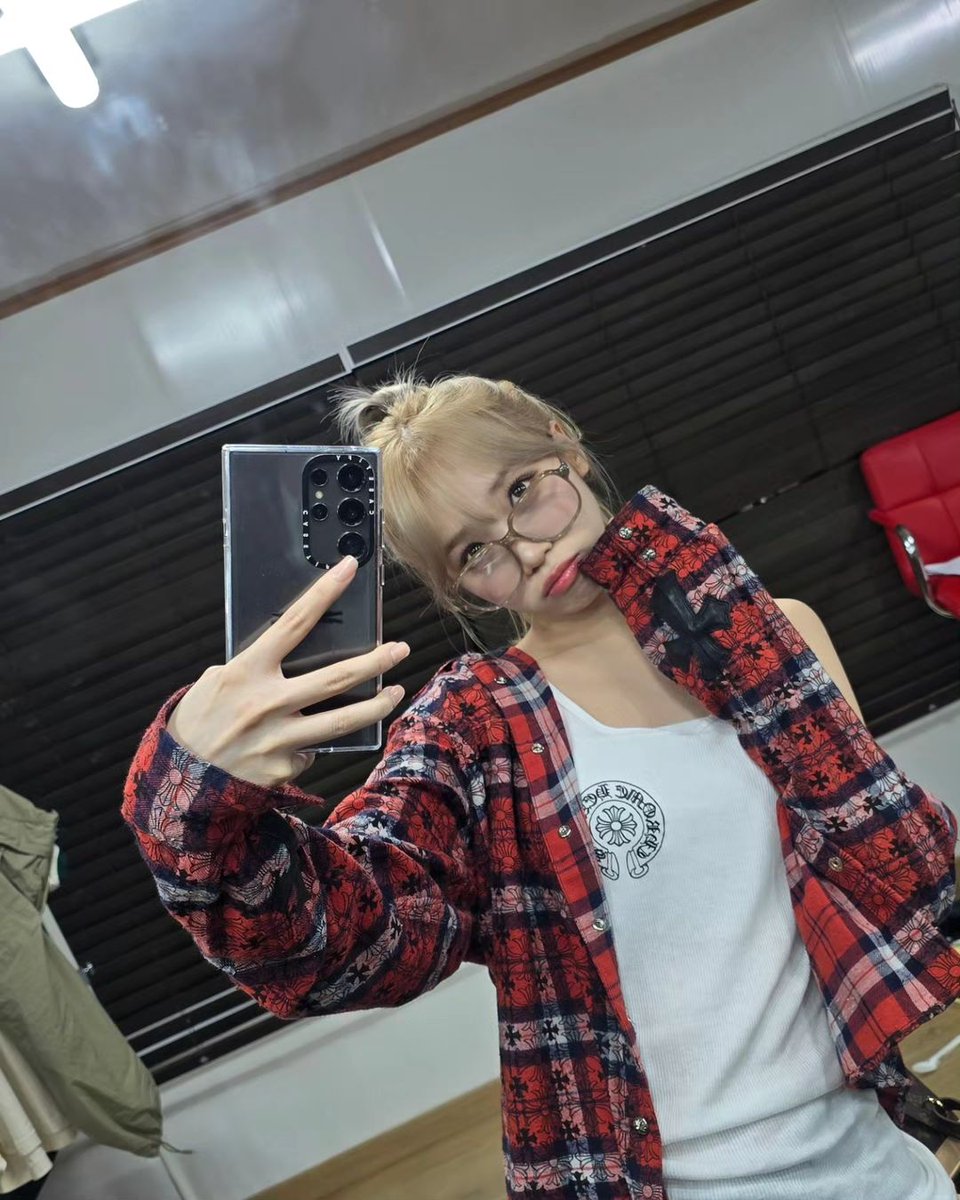 kim chaewon pics 🎉 tweet media