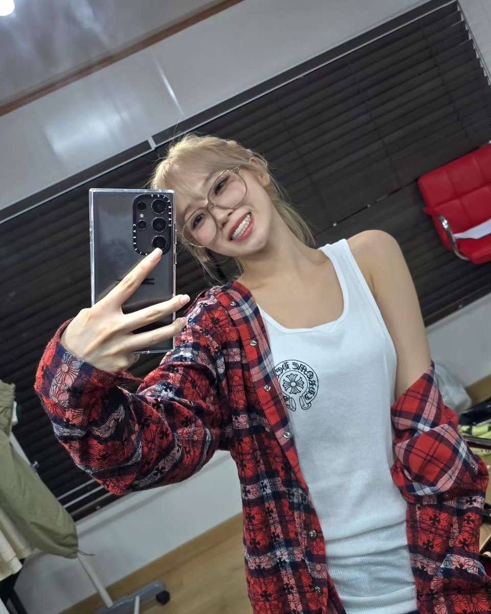 kim chaewon pics 🎉 tweet media