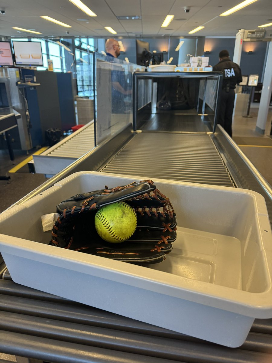 LisaDNews's tweet photo. GAME ON.
Status: leaving Maine (time off) for quick trip back to DC for debate coverage and to #BeatCongress, #BeatCancer at tonight’s @CWSoftballGame.
@DWStweets @RepBarragan @RepBice @RepLisaMcClain it is on! https://t.co/NcPapTVgor