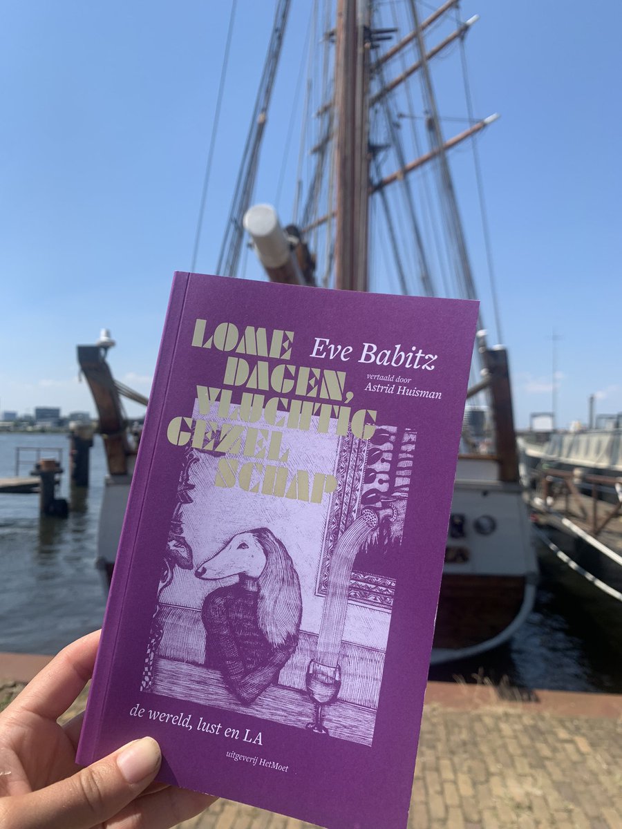 De aller eerste Nederlandse vertaling van Eve Babitz is onze zomertip! Vertaald door Astrid Huisman.
Lome dagen, vluchtig gezelschap - De wereld, lust en L A  💜✨☀️
Ligt nu in de winkel !!

#EveBabitz #vertalerophetomslag #AstridHuisman #paars #LA
