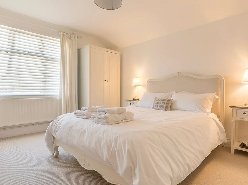 TheHolidayCots's tweet photo. Southern Bell offers spectacular sea views and accommodates up to 8 guests. With its own private gate to the beach, it promises an unforgettable coastal getaway. 🏠⛱️
A number of dates are available July to September! 📅
🛏️ Sleeps 1-8
https://t.co/uvUZSISd5d
#SouthernBell https://t.co/6zlQbLE600