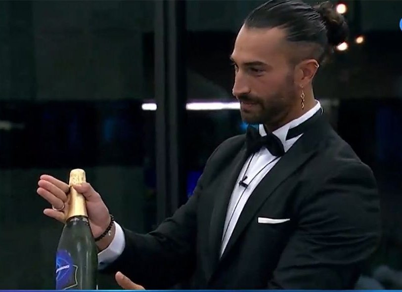 TIENEN QUE USAR LA TENDENCIA ARROBANDO A SANTIAGO DEL MORO (perras lo pusimos en el anterior tweet pero no leen JAJAJAJA)

<a href="/SANTIAGODELMORO/">SANTIAGO DEL MORO</a> QUEREMOS BODA FURICHA

#GranFuria