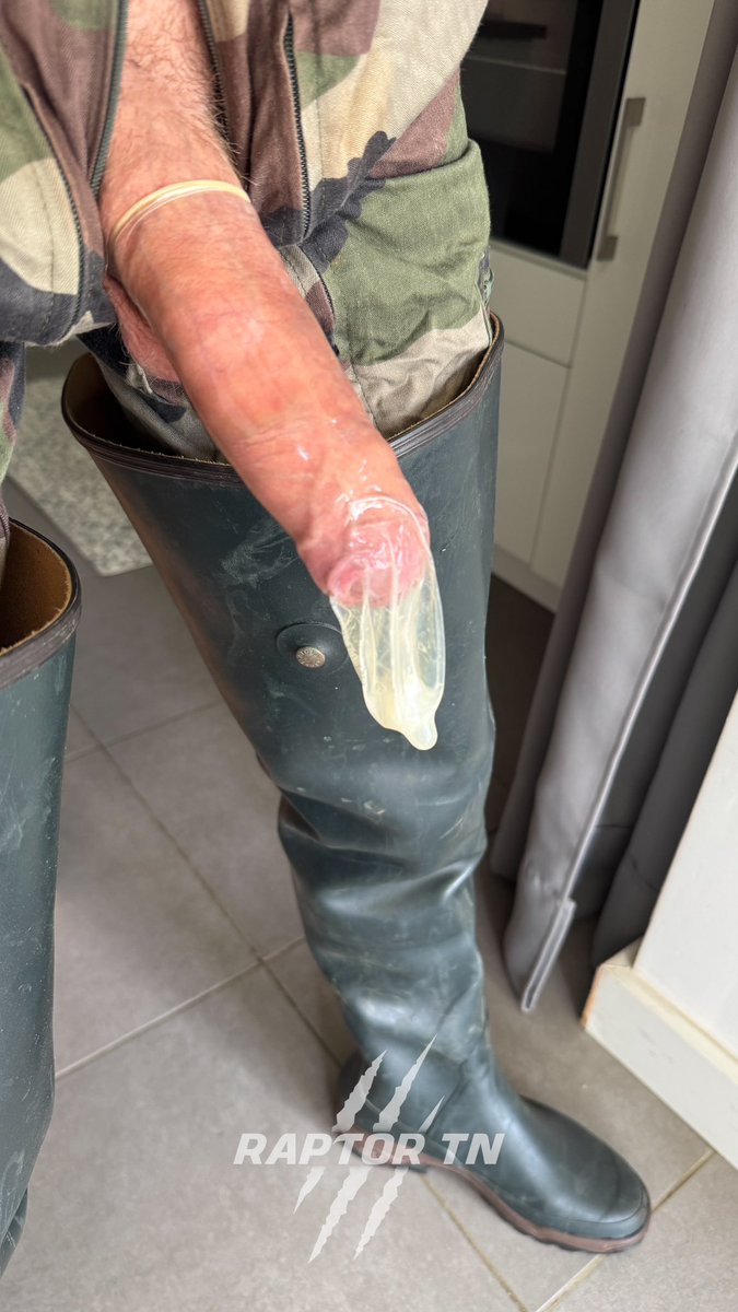 Préparation de capote de jus 😈🐷
👉 Si tu veux en acheter, passes en DM 

Et toujours en mode #Fetish ! 
1 an d’accès premium offert avec <a href="/PlayFetish/">PlayFetish</a> grâce à mon lien 
👉PlayFetish.com/@raptor_tn