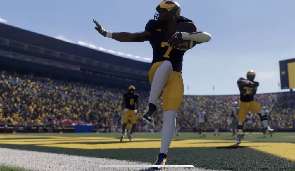 Donovan Edwards hitting the Heisman pose in #CFB25 〽️