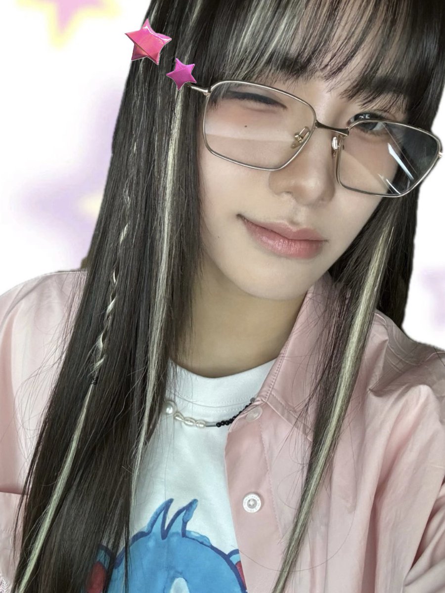 이번에는 알 있는 진짜 안경..🤓
#YOUNGPOSSE #도은 #DOEUN