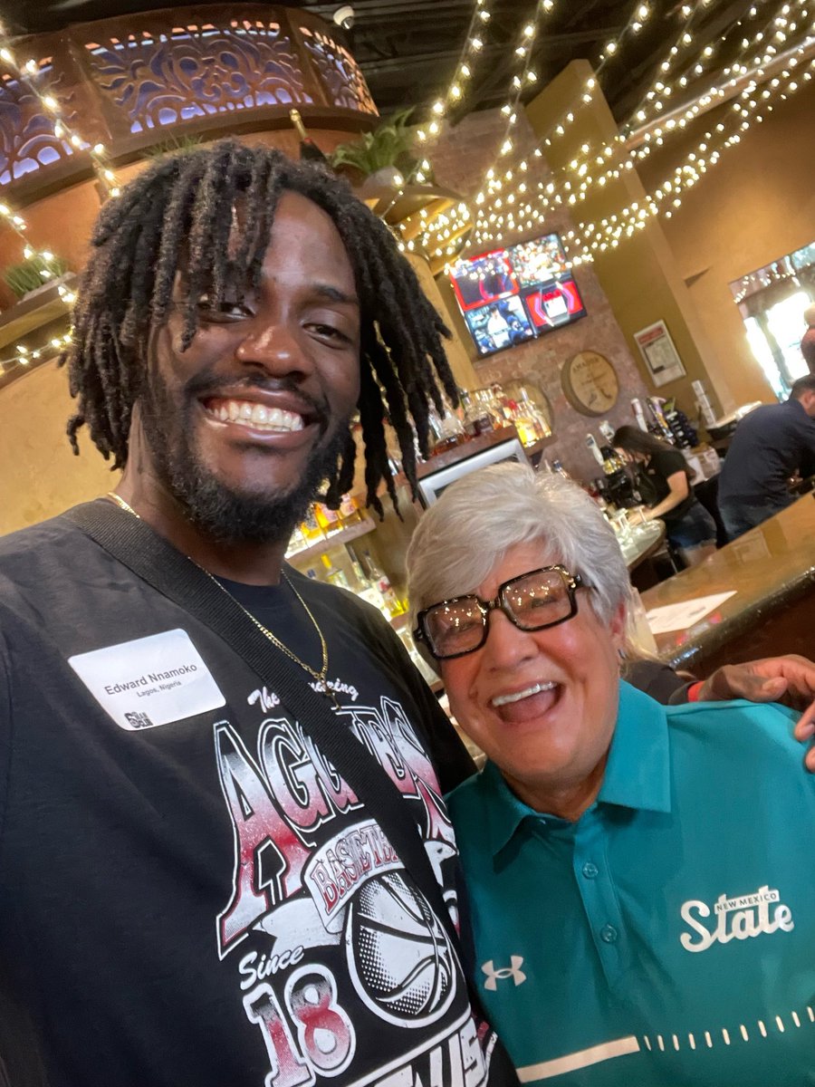 <a href="/0fficial_Ed/">big E</a> What a delight to meet you at the NMSU 🏀 6⃣th Man Club get together! 
Bienvenidos  a <a href="/NMStateMBB/">NM State MBB</a> #NMSUMensBasketball

#AggieUp 🆙 

🎶 🇳🇬 🎵