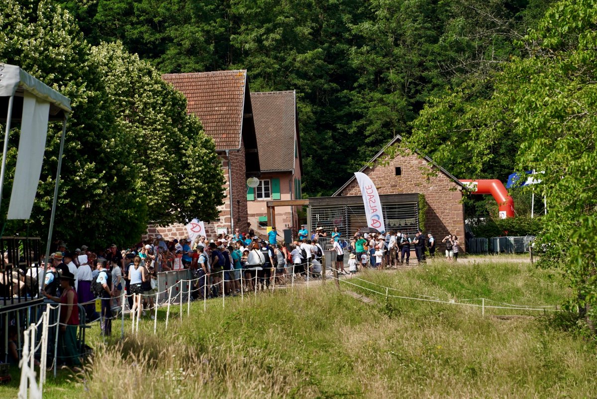 toutelalsace's tweet photo. #Paris2024 À #Lembach, la #flamme avait rendez-vous dans l'enceinte du #château de #Fleckenstein, dans une ambiance #médiévale 🔥 🔵🟡⚫🟢🔴
Rendez-vous à #Strasbourg pour la prochaine et dernière étape ! https://t.co/7rHEA3k3gZ