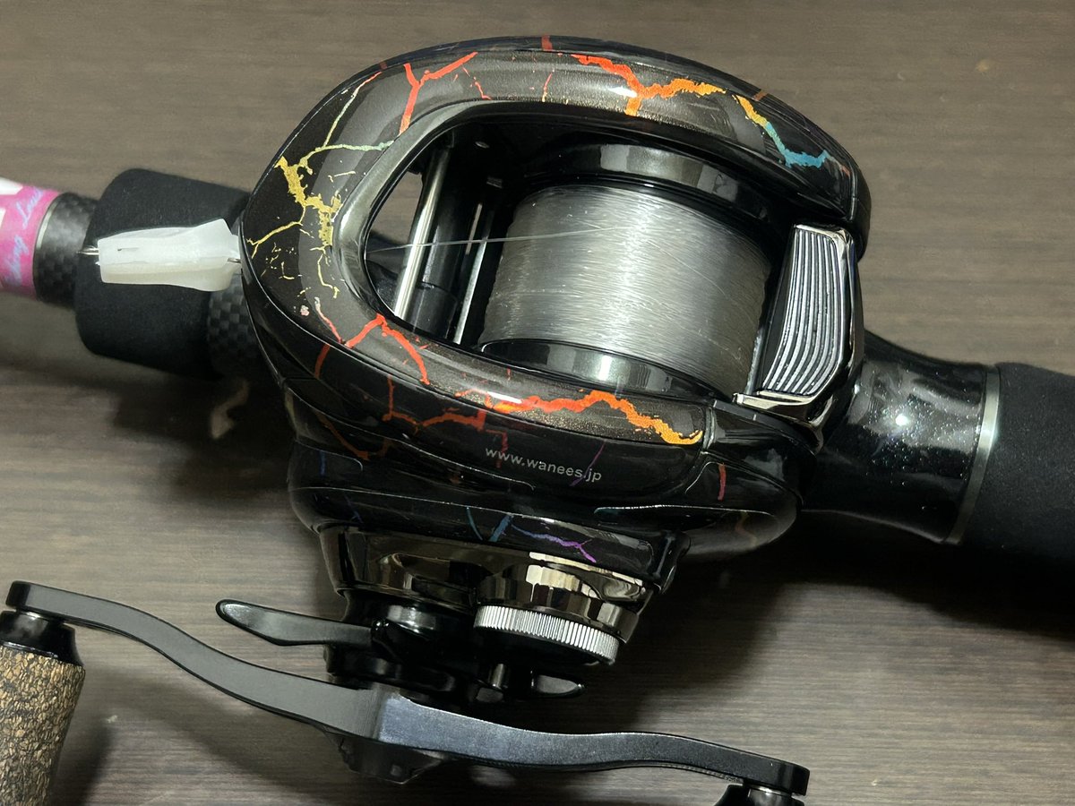 egoist70h's tweet photo. この前の釣行でお気に入りの鎧シールに傷が入ったので、気分転換でWANEE'Sさんの保護シールへチェンジ😊なかなかの中二病感がいい感じです。#鎧シール##WANEE'S#中二病感#シマノ23アンタレスDCMD https://t.co/mujN1Dg5mk