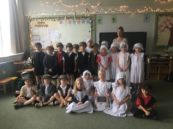 CyfunoConwy's tweet photo. Straeon o'r Archifdy ar gael i ysgolion  Conwy . Roedden ni yn Ysgol Deganwy ddoe gyda Hen ddyddiad ysgol Oes Fictoria @ysgoldeganwy 
@DiwylliantConwy
@ManonPrysor
@HwbAddysg_Cymru https://t.co/PgMToyQmFg