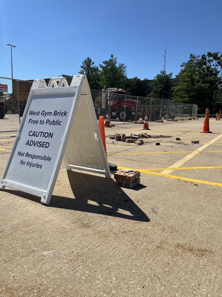 Nic_Ryder's tweet photo. Lots more pictures coming, but UNI started the processes of knocking down the West Gym (at least yesterday, not sure when it started for sure).
This was 6/26, at about 10am. Bricks from the gym are available to the public too #PantherTrain #UNIVolleyball #UNIWBB https://t.co/whlEzb9rNh