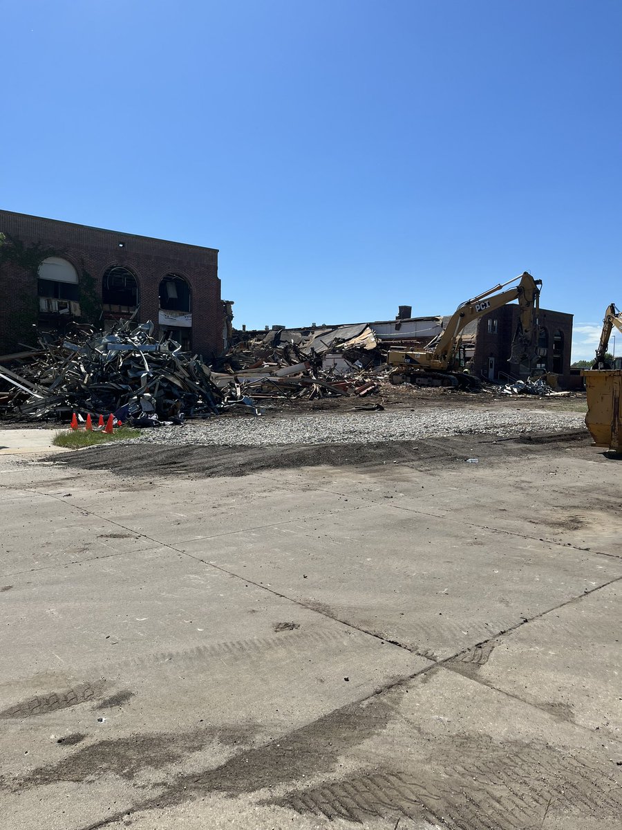 Nic_Ryder's tweet photo. Lots more pictures coming, but UNI started the processes of knocking down the West Gym (at least yesterday, not sure when it started for sure).
This was 6/26, at about 10am. Bricks from the gym are available to the public too #PantherTrain #UNIVolleyball #UNIWBB https://t.co/whlEzb9rNh