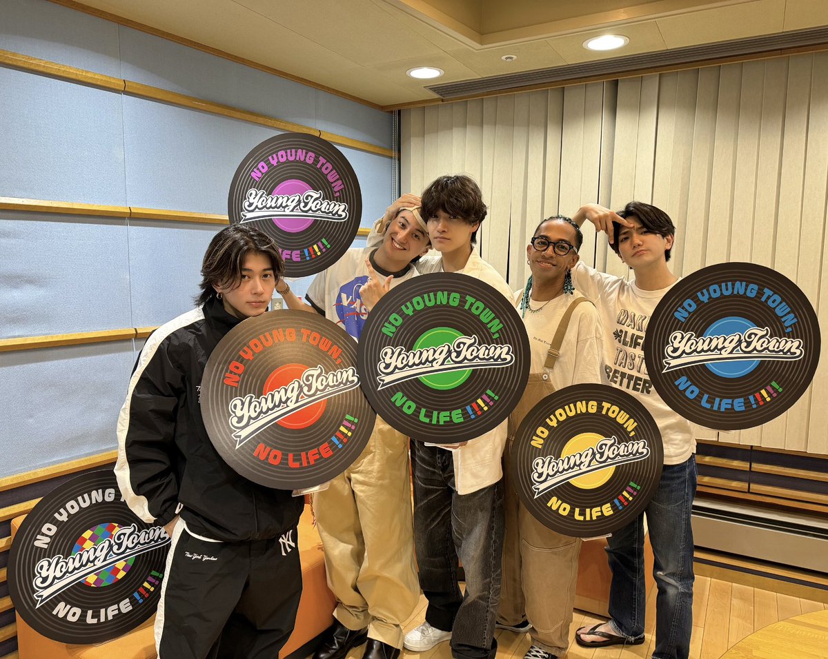 A_yantan1179's tweet photo. #Aぇヤンタン 後の #Aぇ自撮りツーショット -公録後編-

56年前、
公開録音番組として始まったヤンタン。

数々のスターを輩出し、
令和にはAぇ! groupのデビューも。

「夢の中でジェットコースター乗ってるみたい」な気分になれるかもしれない

そんなお祭りごとを
また番組で実施できますよう。 https://t.co/qZpMyrPXZK