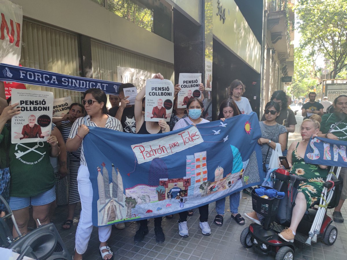 La_Directa's tweet photo. #ÚLTIMAHORA | El moviment per l'habitatge ocupa l'Institut Municipal de Serveis Socials de Barcelona per denunciar el protocol d'allotjaments d'emergència que limita les estades a 6 mesos i reivindicar un sostre digne per a tothom https://t.co/PeW4J7cP8L ✍️ 📸 @gemma_g_fabrega https://t.co/GglvACfEIL