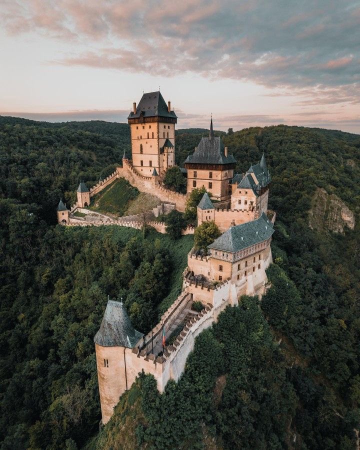 GlobalCityLens's tweet photo. Karlštejn Castle, Czech Republic 🇨🇿 #Czech #Czechia #Euro https://t.co/JxW6LiGHw8