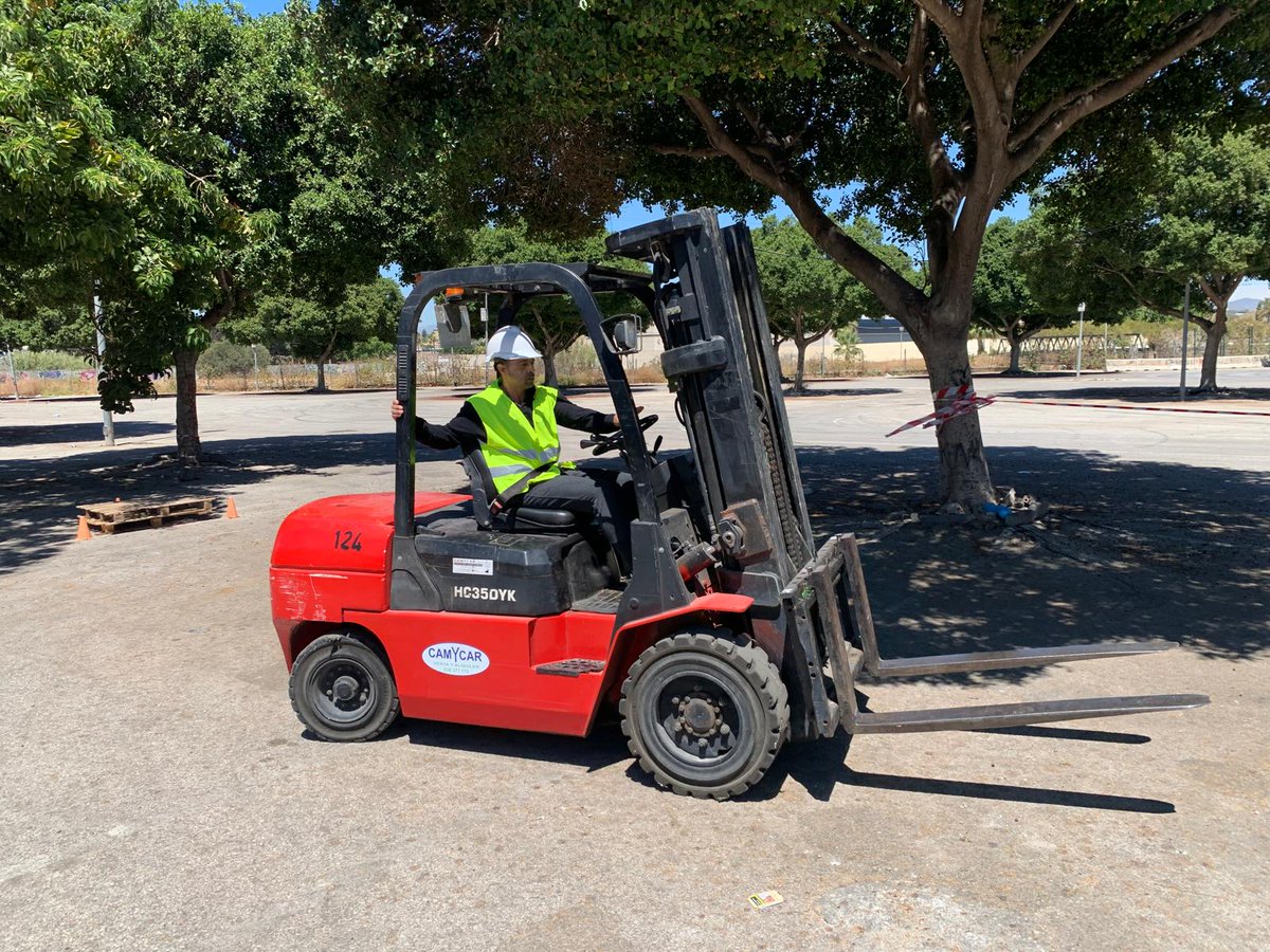 CREMalaga's tweet photo. Participantes del proyecto del #PlanEmpleoCruzRoja 'Activación y acompañamiento hacia el #empleo' realizan #formación para obtener el carnet de maquinaria elevadora y mejorar posibilidades de acceso al mercado laboral. Con apoyo del Foro de Dirección de Recursos Humanos #foRHum https://t.co/42znoltmIH