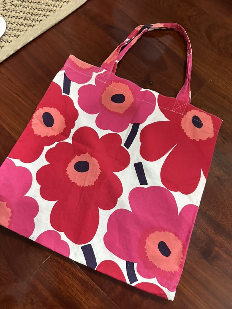 studyunilife's tweet photo. ส่งต่อค่า 900รส.(ซื้อมาน่าจะเกือบ2พัร) สภาพยังดีอยู่น้า #marimekko #marimekkothailand #ส่งต่อmarimekko #marimekkobag https://t.co/fnd994EWlA