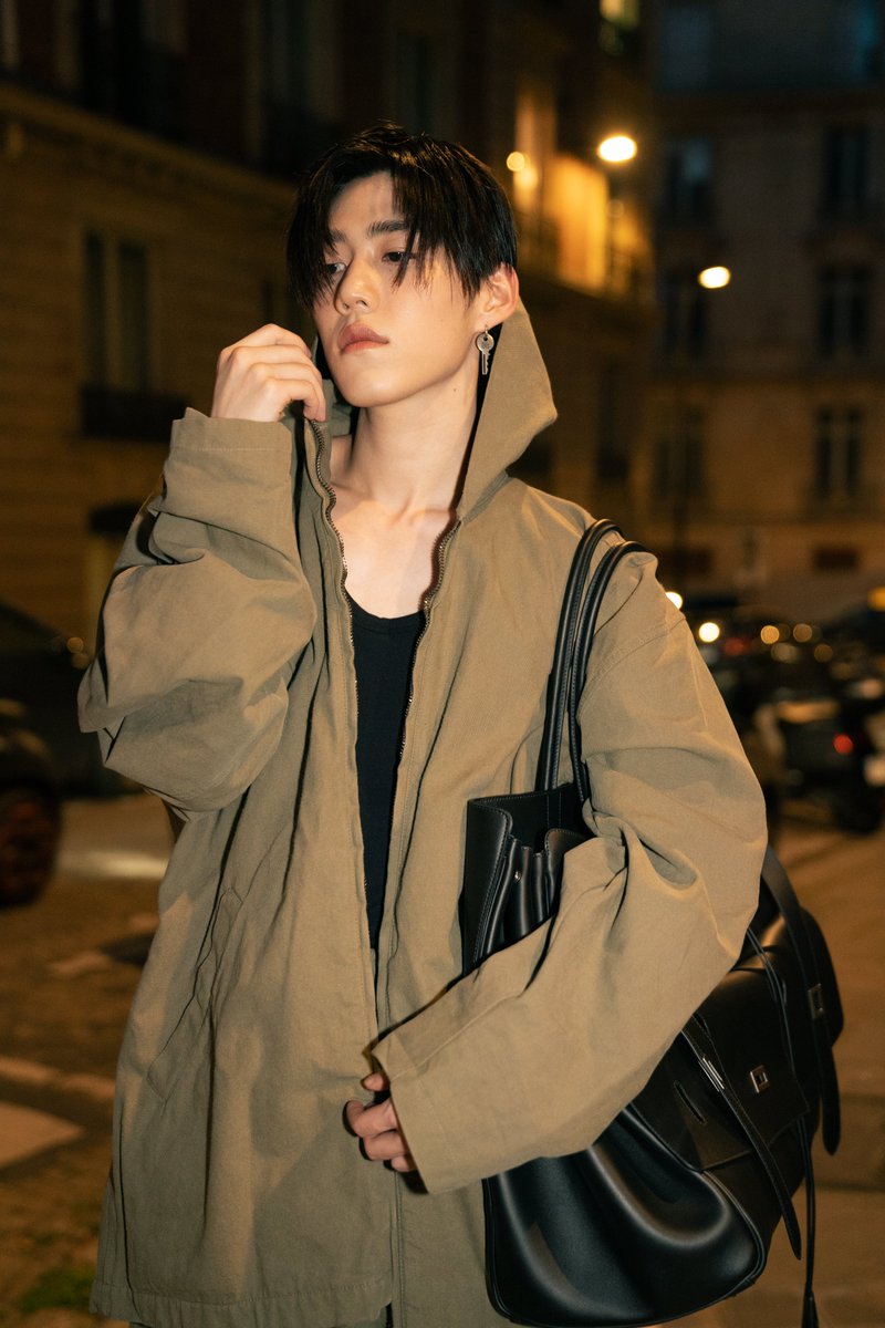 PPKrit_Ent's tweet photo. #Balenciaga53CouturexPPKRIT เผยลุคสตรีทสไตล์ยามค่ำคืนหลังร่วมชมแฟชั่นโชว์คอลเล็กชั่นกูตูร์ครั้งที่ 53 ของ 'พีพี กฤษฏ์' แบรนด์แอมบาสเดอร์คนสำคัญของ Balenciaga โดยพีพีมาในลุคที่ 27 พีพีสวมแจ็คเก็ตและกางเกงเข้าเซ็ต พร้อมด้วยกระเป๋าคีย์ไอเท็มอย่างกระเป๋ารุ่น Bel Air XL Carry All ทั้งหมดจากคอลเล็กชั่นฤดูหนาว 2024 ซึ่งโดดเด่นและเต็มเปี่ยมไปด้วยดีเอ็นเอของ Balenciaga

#BalenciagaxPPKRIT
#Balenciaga
#PPKritt