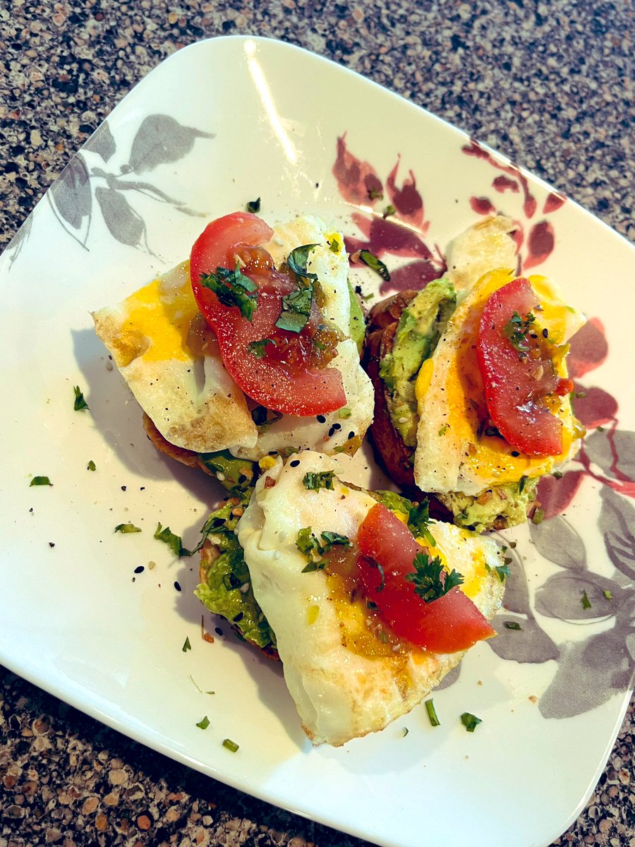 #balanced #healthy #delicious #simple

3 small everything toast, 1/4 avocado, 2 fresh eggs, hot&amp;sweet relish and a tomato wedge. More everything bagel seasoning on top 😌🤌