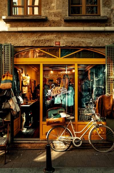 LYBObiz's tweet image. Volkan Vardar ©️ Unsplash |  #photography #streetphotography #storefront #bike #urbanphotography