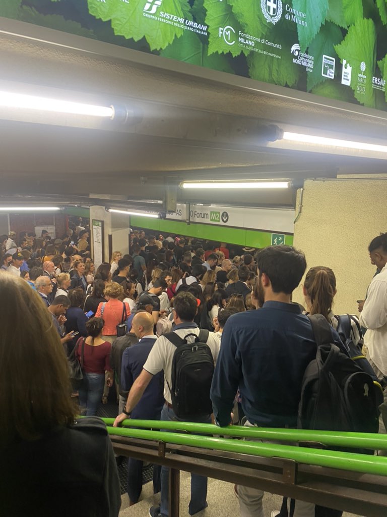 Simone_Perri00's tweet photo. @atm_informa vi sembra normale? gente che urla si mena per entrare, il diritto allo sciopero è sacro, ma speculare al diritto al lavoro e voi già non è che vi impegnate troppo quando dovreste… https://t.co/moWWHdfgSo