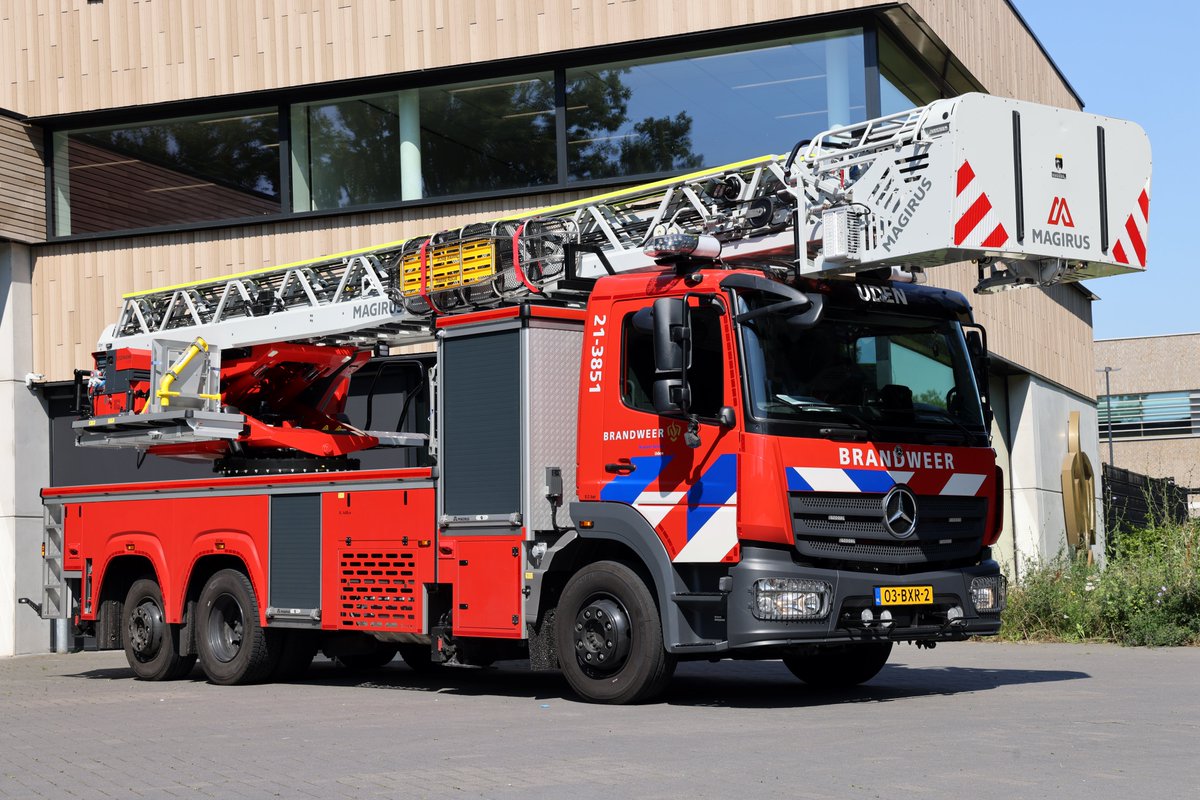 Brandweer Uden heeft onlangs de beschikking gekregen over een nieuw redvoertuig. Net zoals hun vorige redvoertuig gaat het om een autoladder op een Mercedes-Benz Atego chassis met Magirus opbouw. #brandweer #Uden