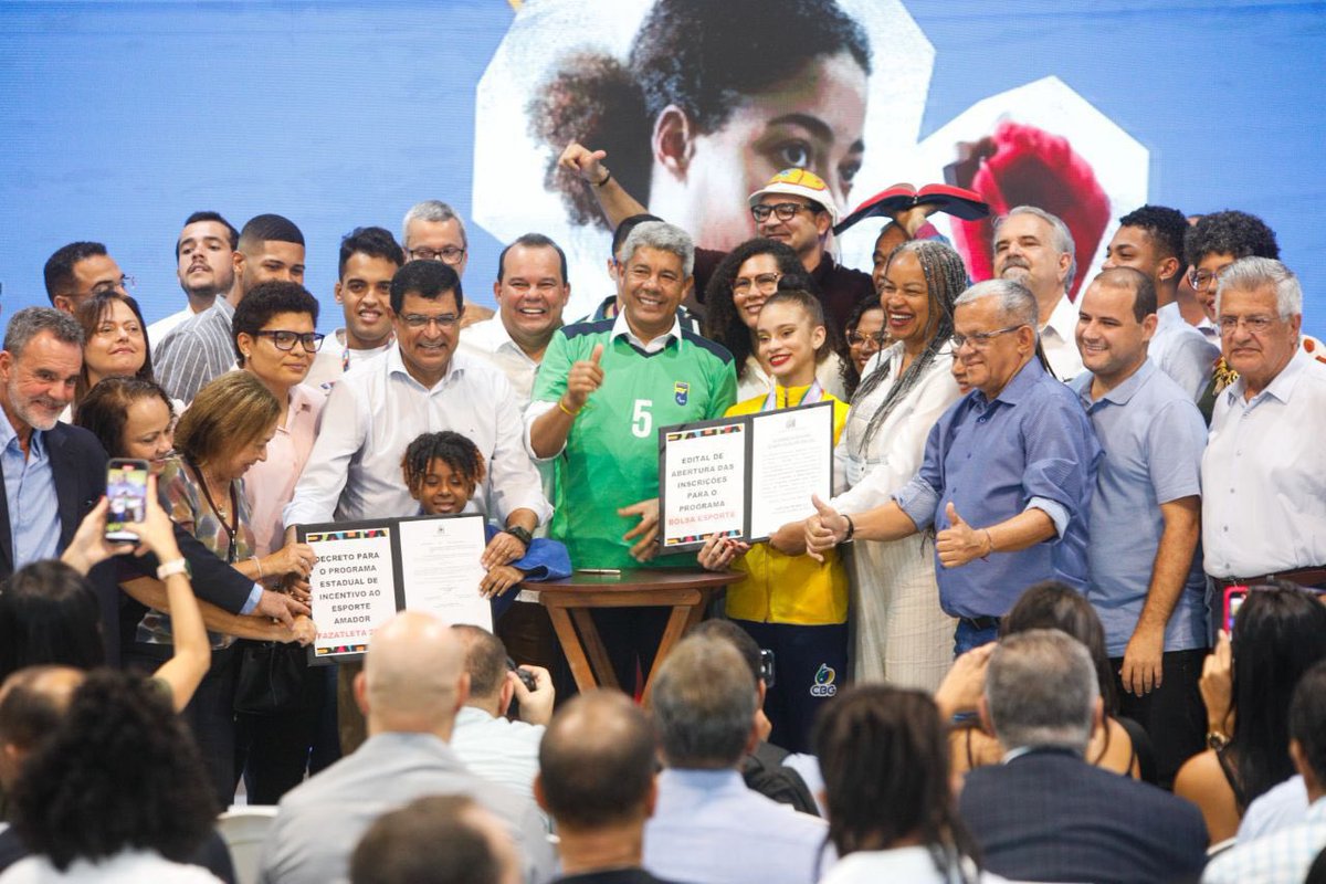 JuniorGeraldo_'s tweet photo. Mais investimento chegando para o esporte da #Bahia! 🤩 Lançamos hoje, ao lado do governador @jeronimorodriguesba e por meio da @sudesbesporte, os editais 2024 dos programas #FazAtleta e #BolsaEsporte, com um total de mais de R$13 milhões investidos. https://t.co/Q76JUrZtp8