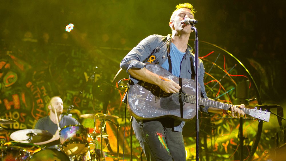 RafaeiVentura's tweet photo. Coldplay performing Yellow over the years; a thread 💛 https://t.co/Iu3P6lRQ4r