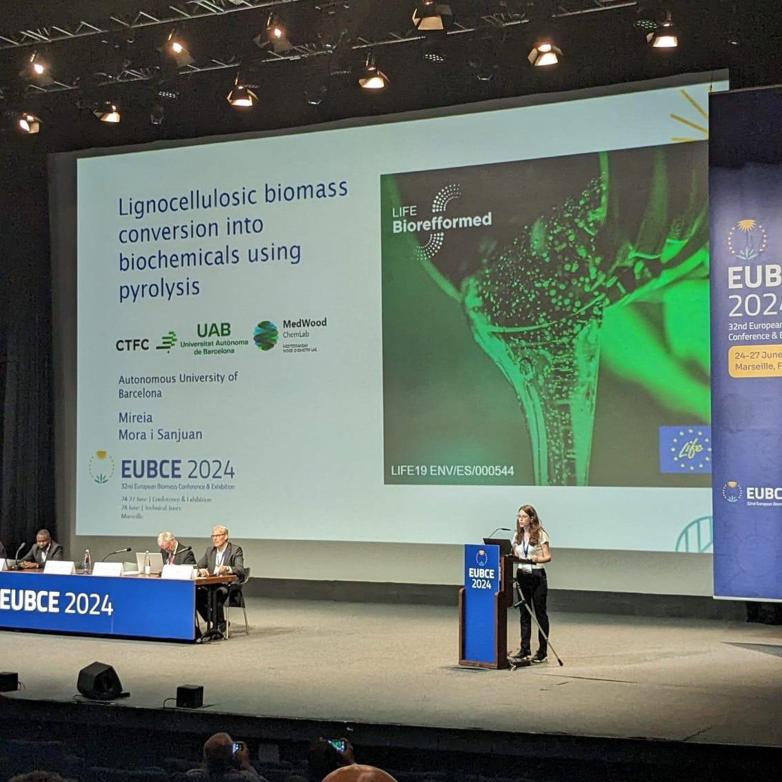 #LIFEBiorefformed researcher Mireia Mora participates in the "Pyrolysis for liquids production and upgrading" session at #EUBCE2024 with the presentation "Lignocellulosic biomass conversion into biochemicals using pyrolysis" 🪵🔥⚗️