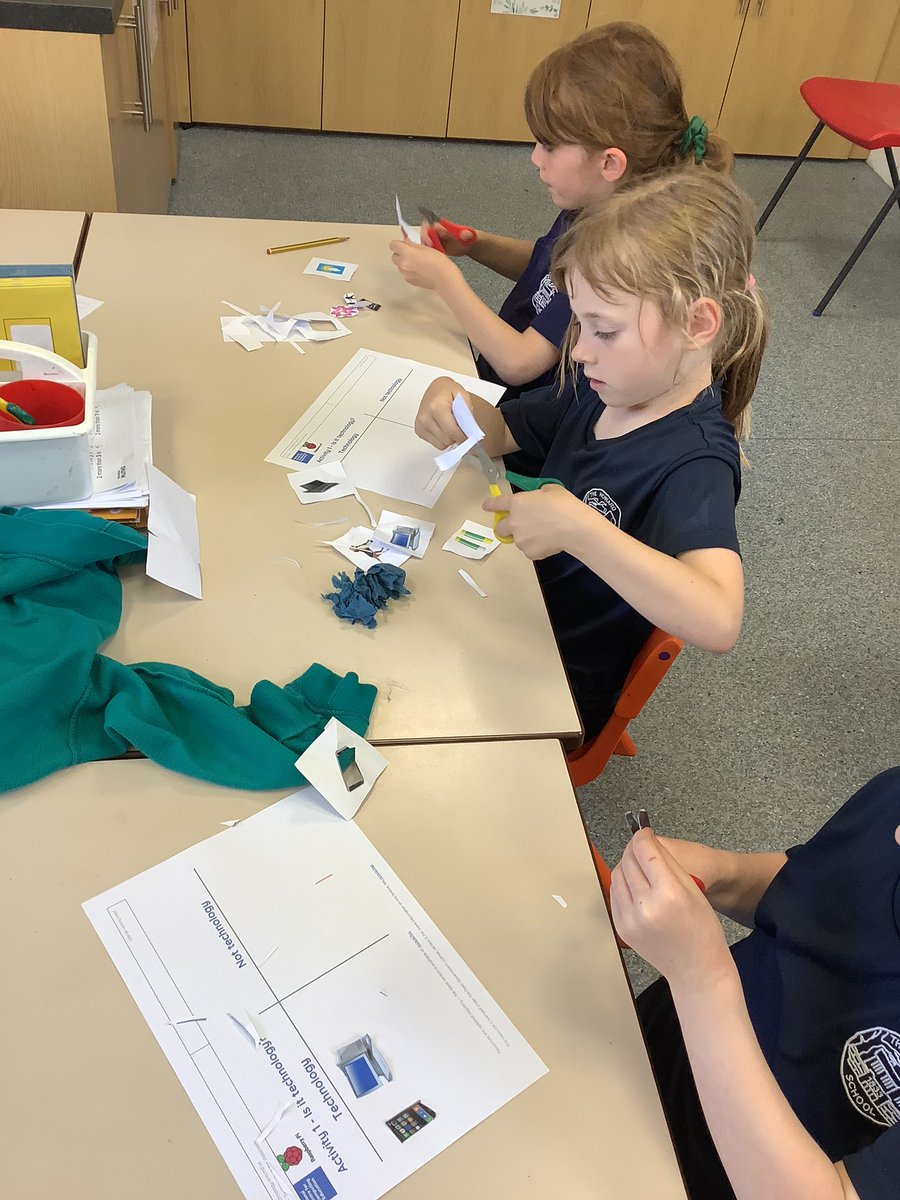 AckworthHoward's tweet image. Class 1 really enjoyed their computing lesson today about technology. We discussed that technology is anything man made. Children completed an activity of categorising different objects into technology and not technology. Well done everyone! #AckworthHowardComputing