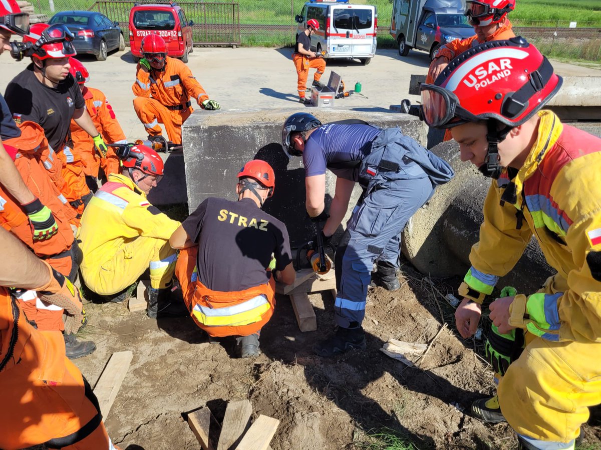 ZPHM_PL's tweet photo. 🚒👷‍♂️ Strażacy PSP i członkowie @ZPHM_PL uczestniczą w intensywnym szkoleniu gruzowym w Nowym Sączu! Współpraca i profesjonalizm na najwyższym poziomie – gotowi na każde wyzwanie! 💪 @KGPSP #USARPoland https://t.co/5mkYTdytyo