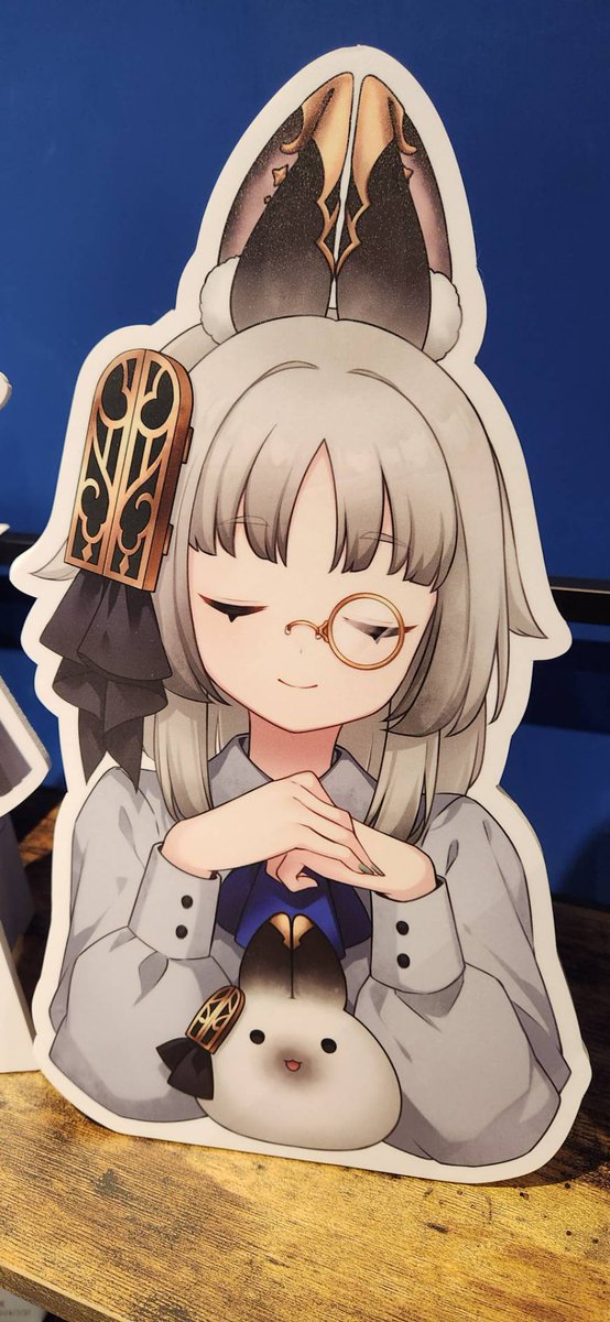 vtuber_panacea's tweet photo. 話說回來這兩張半身立牌很適合重製一下放在手機桌面然後在下面放自己的發票條碼 https://t.co/oKTczCbXmp