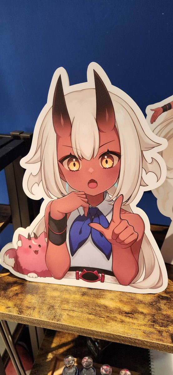 vtuber_panacea's tweet photo. 話說回來這兩張半身立牌很適合重製一下放在手機桌面然後在下面放自己的發票條碼 https://t.co/oKTczCbXmp