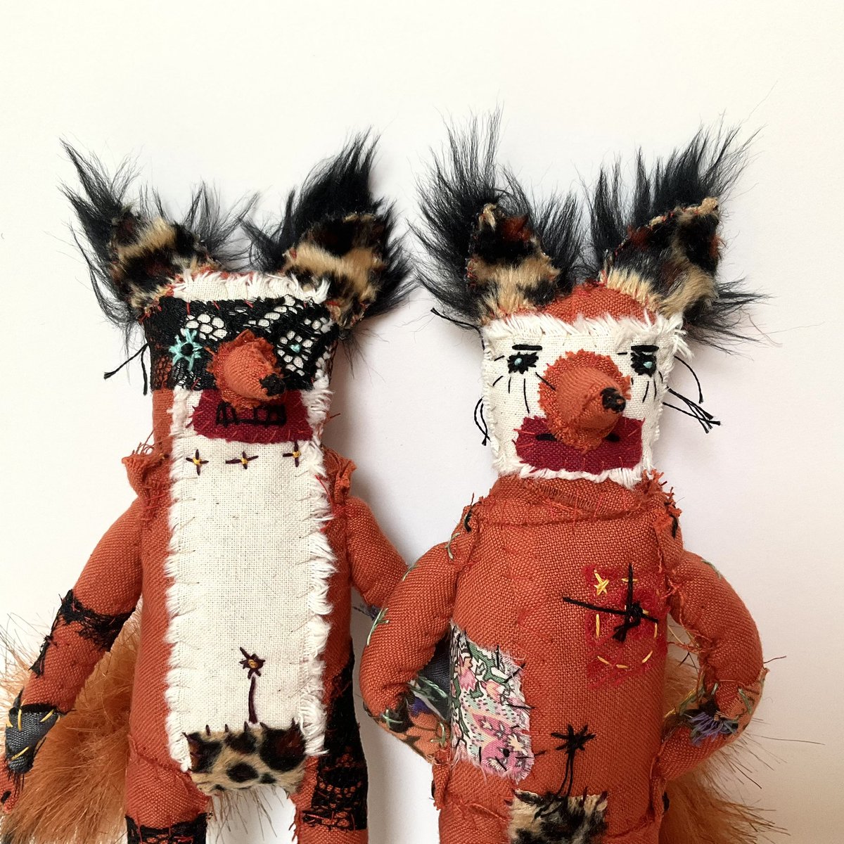 The Forgotten Foxes.
.
Made weeks ago and not been allowed to pose for the world until now.
.
#foxes #vaincreatures #forgottenfoxes #textileart #newstock #ccmakers