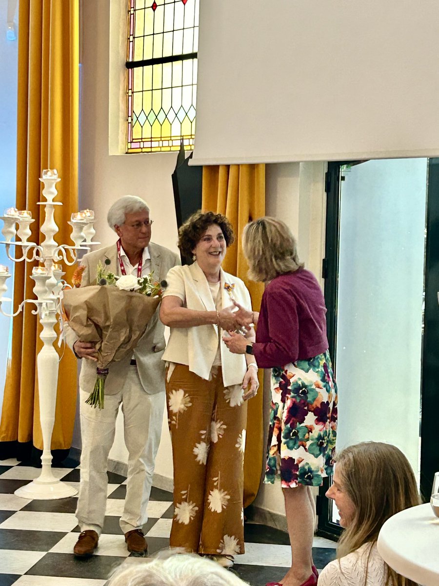 TOPGGz: Fit for the Future was inspirerend met lezingen over de maatschappelijke bijdrage en opgave, leren, AI en met pitches van innovaties die de ggz versterken. Als kers op de taart werd afzwaaiend directeur <a href="/ESGMogendorff/">Ellen Mogendorff</a> benoemd tot Officier in de Orde van Oranje-Nassau.