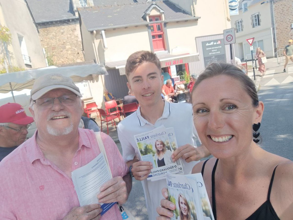 FailleCharlotte's tweet photo. 🔵 Matinée au marché de Tinténiac ! https://t.co/rjmJJwEweU