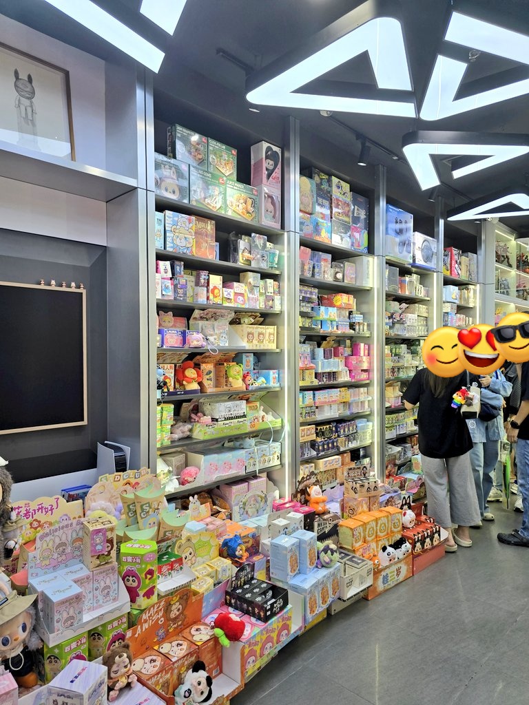 Eaaaw's tweet photo. เพิ่งรู้ว่าชั้น 2 ของห้างฟอร์จูนมีร้านอาร์ทอยที่ของเยอะสุดๆ #SNAPMORE แล้วลูกค้าเยอะมาก นี่ยังเคยคิดเล่นๆว่าถ้า PopMart มาเปิดที่นี่คนน่าจะเยอะ สรุปไม่ต้องมาแล้ว ร้านนี้ก็เพียงพอ เพราะขนมาทุกค่ายเลย ที่สำคัญจ่ายด้วยบัตรเครดิตได้ไม่ชาร์จ ตอนนี้มีโปรซื้อ 1 หมื่นแถมคาปิบาร่าด้วย ❤️ https://t.co/l9dBGOh9ss