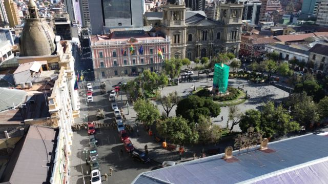BPINewsOrg's tweet image. The coup attempt in Bolivia has failed. Soldiers and armored vehicles have retreated from Murillo Square. #Bolivia #CoupAttempt #MurilloSquare #MilitaryRetreat #LuisArce