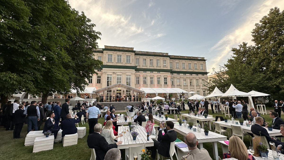 Mitgliederversammlung und Berlin Empfang beim Förderkreis Deutsches Heer. „Familientreffen“ mit vielen guten Gesprächen bei traumhaftem Sommerwetter im Garten des Kronprinzenpalais. Danke <a href="/MarcusFaber/">Marcus Faber</a>  für beineindruckend klare Worte zur aktuellen Gesamtlage. 👏🏻
