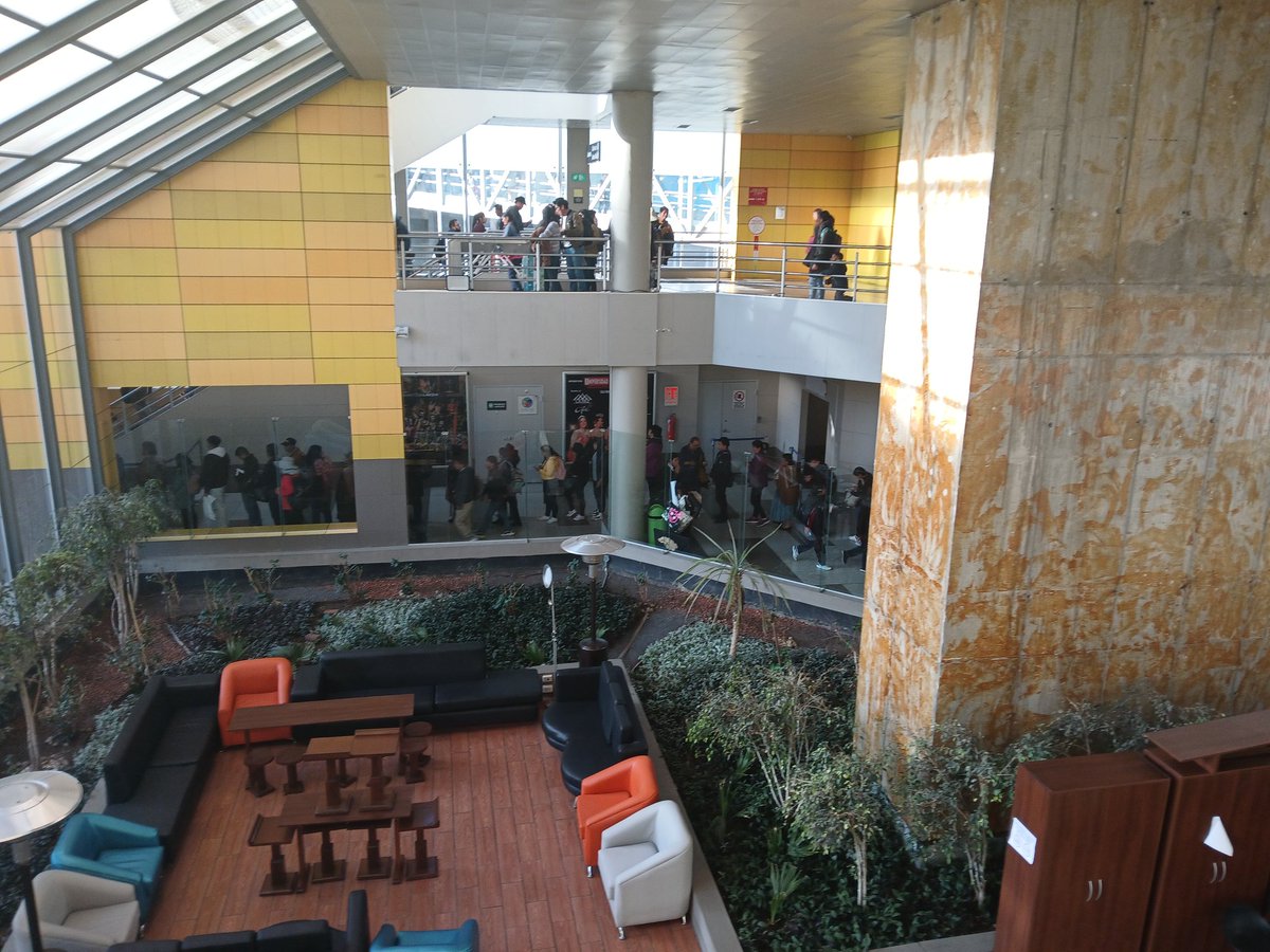 Sistema de Teleféricos atestado de gente, pugnando por volver a casa. El trabajo se suspendió en La Paz.