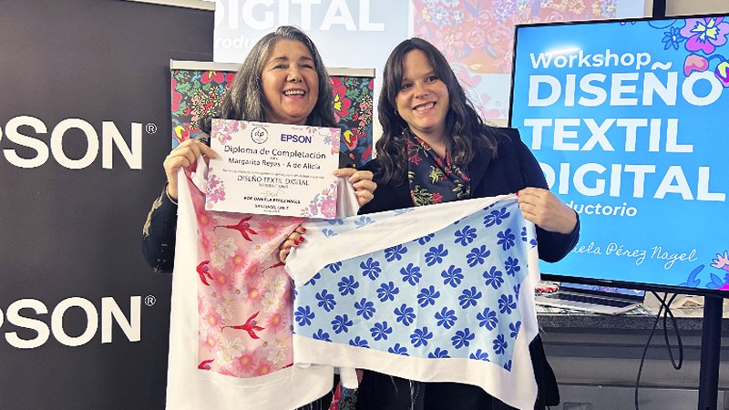 PrintPackLatam's tweet image. La diseñadora y emprendedora Daniela Pérez desarrolló un taller de #DiseñoTextil Digital junto a @EpsonLatin, al que asistieron diseñadores profesionales asociados a #ModaChile, quienes  experimentaron la tecnología de la #sublimación.

Lee más aquí: bit.ly/3zgQBhL
