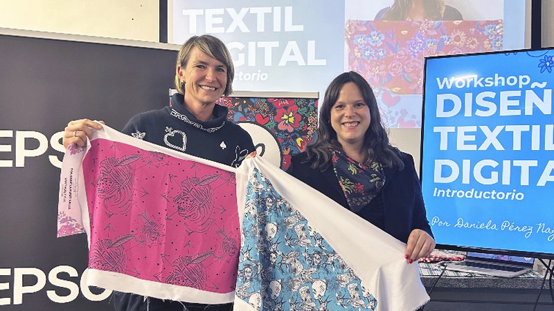 PrintPackLatam's tweet image. La diseñadora y emprendedora Daniela Pérez desarrolló un taller de #DiseñoTextil Digital junto a @EpsonLatin, al que asistieron diseñadores profesionales asociados a #ModaChile, quienes  experimentaron la tecnología de la #sublimación.

Lee más aquí: bit.ly/3zgQBhL