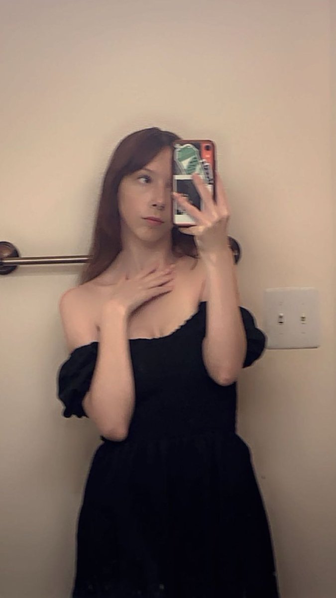 hezzy_42's tweet photo. Shes taking pictures in the mirror🪞 https://t.co/34chvvhZYc