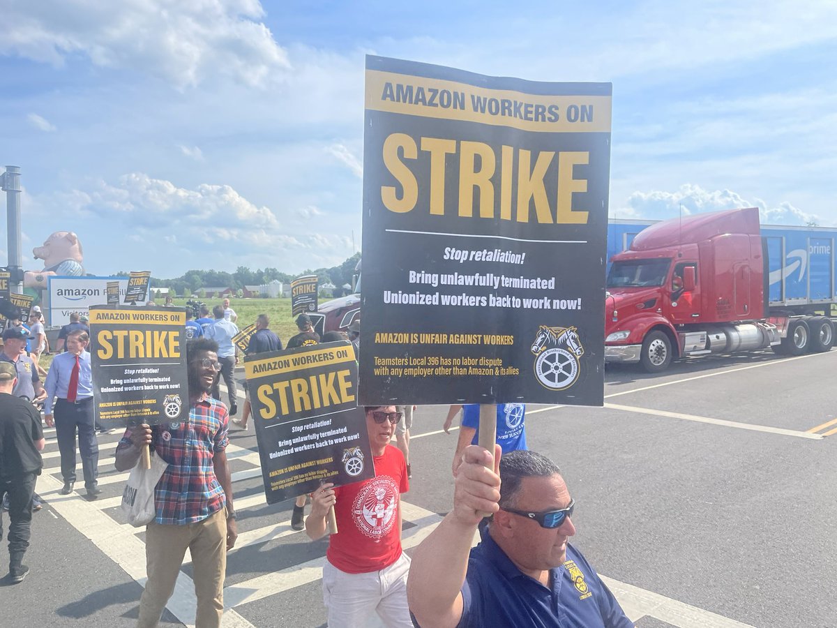 amazonteamsters's tweet photo. 🔥 Amazon @Teamsters from California just extended their picket line to Amazon's BDL4 warehouse in Connecticut! These Amazon drivers have now brought their strike against Amazon’s unfair labor practices to over 30 Amazon warehouses around the country! ✊🏿✊🏽✊🏻 #MakeAmazonDeliver https://t.co/xdMVzIpTux